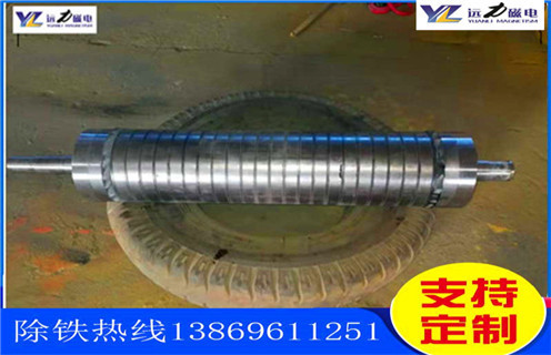 石英砂除鐵磁選機(jī)的性能特點(diǎn)_釩鈦鐵礦石英砂除鐵磁選機(jī)的性能特點(diǎn)型號(hào)參數(shù)及磁場(chǎng)強(qiáng)度，石英砂除鐵磁選機(jī)按磁場(chǎng)的強(qiáng)度分強(qiáng)磁除鐵機(jī)和低磁除鐵機(jī)，強(qiáng)磁除鐵機(jī)的磁場(chǎng)強(qiáng)度在12000高斯到15000高斯之間，低磁除鐵機(jī)的磁場(chǎng)強(qiáng)度在3000高斯左右。不同的礦物的則需要不同的選礦設(shè)備，結(jié)構(gòu)性質(zhì)的不同來(lái)選擇不同的磁場(chǎng)。遠(yuǎn)力磁電的磁選設(shè)備型號(hào)齊全，規(guī)格標(biāo)準(zhǔn)，質(zhì)量可靠，是廣大礦山公司的理想合作伙伴。 一、石英砂除鐵磁選機(jī)的性能特點(diǎn)_釩鈦鐵礦石英砂除鐵磁選機(jī)的性能特點(diǎn)型號(hào)參數(shù)及磁場(chǎng)強(qiáng)度 石英砂除鐵磁選機(jī)是一種永磁除鐵器，采用超強(qiáng)稀土永磁釹鐵硼作為磁源，磁笥能穩(wěn)定，磁路設(shè)計(jì)獨(dú)特，此除鐵器磁力強(qiáng)，磁場(chǎng)梯度高，吸力遠(yuǎn)大于國(guó)標(biāo)除鐵器;具有自動(dòng)糾偏功能的腰鼓形滾筒，全密封鑄鋼軸承座，保證除鐵器在各種惡劣環(huán)境下長(zhǎng)期無(wú)故障工作。其廣泛應(yīng)用于煤礦、碼頭、火力發(fā)電、水泥、建材等行業(yè)。 二、石英砂除鐵磁選機(jī)的性能特點(diǎn)_釩鈦鐵礦石英砂除鐵磁選機(jī)的性能特點(diǎn)型號(hào)參數(shù)及磁場(chǎng)強(qiáng)度性能特點(diǎn): 1、采用計(jì)算機(jī)模擬磁路設(shè)計(jì)，磁場(chǎng)分布不合理，透磁深度大。 2、除鐵器本體比電磁除鐵器簡(jiǎn)化，不需勵(lì)磁電源，不需冷卻系統(tǒng)。 3、省電節(jié)能，故障率低。 4、操作簡(jiǎn)單，運(yùn)行安全可靠