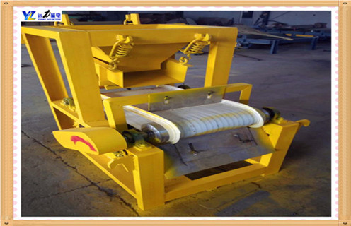 礦用小型輸送帶式磁選機(jī)都有哪些,礦上用的磁選機(jī)種類太多了,今天我們重點(diǎn)來(lái)介紹下礦用小型輸送帶式磁選機(jī)以及與之有關(guān)的問(wèn)題.    1.小型干式磁選機(jī)受歡迎的原因    1.1.由于近期鐵礦石價(jià)格繼續(xù)上漲,磁選礦機(jī)的節(jié)能效率提出了新的要求;    1.2.小型干式磁選機(jī)市場(chǎng),不僅為用戶降低投資成本,而且可以創(chuàng)造相當(dāng)?shù)慕?jīng)濟(jì)價(jià)值.    1.3.小型干式磁選機(jī)的普及,使得一些老式磁選機(jī)逐漸淘汰.    1.4.遠(yuǎn)力磁電提供完善的生產(chǎn)小型干式磁選機(jī),所生產(chǎn)的設(shè)備得到了廣大用戶的廣泛贊譽(yù),該設(shè)備采用永磁系統(tǒng),采用移動(dòng)式式運(yùn)行方式提高了材料的利用率.    1.5.小型磁選機(jī)設(shè)備在行業(yè)中推動(dòng)新型設(shè)備的發(fā)展,進(jìn)一步滿足除鐵工業(yè)的需要,并在除鐵工業(yè)的應(yīng)用中發(fā)揮了很大的推動(dòng)作用