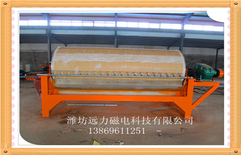 河砂磁選機(jī)容易引發(fā)事故的原因,對(duì)于河砂礦,如果我們?cè)谑褂眠^程中不注意做好防范,是很容易發(fā)生事故的.所以我們必須明白容易引起河砂磁選機(jī)事故的原因,從而找到解決的方案.    1.河砂磁選機(jī)容易引發(fā)事故的原因    1.1.噪聲危害:    礦山生產(chǎn)過程中的機(jī)械設(shè)施在運(yùn)行過程中會(huì)萌生不一樣程度的噪聲,例如:通風(fēng)機(jī).空壓機(jī)風(fēng)鎬等高機(jī)械噪音設(shè)施;若這些個(gè)設(shè)施選型不符合理,又未采取避免噪聲污染的處理辦法,則會(huì)對(duì)接觸噪聲的作業(yè)擔(dān)任職務(wù)的人萌生噪聲危害,有時(shí)候甚至于會(huì)誘發(fā)擔(dān)任職務(wù)的人誤操作而引動(dòng)出產(chǎn)安全意外.