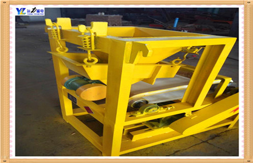 試驗(yàn)室用干式磁選機(jī),干式磁選機(jī)具有很強(qiáng)的能量滿足許多客戶除鐵的需要,及其在礦物加工市場取得的眾多優(yōu)勢.但是,人無完人,金無赤足,不想進(jìn)入磁選機(jī)老大的不是一個(gè)好的磁選機(jī),所以干磁選機(jī)也從很多方面提高效率.    1.試驗(yàn)室干式磁選機(jī)具有很強(qiáng)的能量滿足許多客戶除鐵的需要,及其在礦物加工市場取得的眾多優(yōu)勢.但是,金子還不夠人才不夠完美,不想進(jìn)入磁選機(jī)不是一個(gè)好的磁選機(jī),所以干磁選機(jī)也從很多方面提高效率.