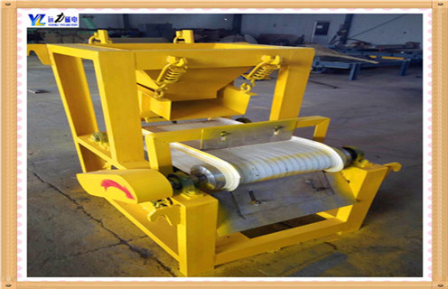 2.濕式雙輥磁選機(jī)設(shè)備的開機(jī)與運(yùn)行：  　　2.1.首先清理運(yùn)輸及裝卸過程中的雜物,清理磁選機(jī)筒體,手轉(zhuǎn)動(dòng)磁選機(jī)應(yīng)無(wú)碰撞.雜音,緊固松動(dòng)的螺絲.  　　2.2.空機(jī)運(yùn)轉(zhuǎn)3小時(shí)以上,無(wú)異常方可投料試車.  　　2.3.減速器加注潤(rùn)滑油,多少以油窗指示為準(zhǔn).出廠時(shí)間較長(zhǎng)或在環(huán)境溫度-5～35攝氏溫度以外環(huán)境使用的磁選機(jī),應(yīng)根據(jù)當(dāng)?shù)丨h(huán)境加注.更換潤(rùn)滑油.  　　2.4.調(diào)整磁系：調(diào)整螺絲,一般磁力線露出不銹鋼板15～20mm即可順利出料.  　　2.5.停機(jī)時(shí)先停止給料,繼續(xù)運(yùn)轉(zhuǎn),待物料排空后方可停機(jī).開機(jī)時(shí),先開機(jī).給水后方可進(jìn)料.  　　?2.6.磁選機(jī)應(yīng)定期維護(hù).潤(rùn)滑活動(dòng)部位,緊固螺絲