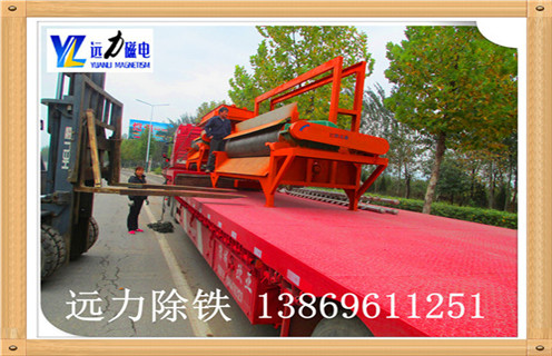 錳礦全自動(dòng)濕式磁選機(jī)是針對(duì)弱磁性礦物研發(fā)而成的永磁設(shè)備,磁性材料采用釹鐵硼,所以該設(shè)備磁性大,最高場(chǎng)強(qiáng)可達(dá)到16000高斯,不易退磁處理量大.遠(yuǎn)力磁電生產(chǎn)的錳礦全自動(dòng)濕式磁選機(jī)在菱錳礦石的選礦提純方面采用磁選的選礦方式,具有其他選礦方法所不能代替的選礦優(yōu)勢(shì),是分選錳礦和其他弱磁性礦石的理想的選礦設(shè)備.    1.錳礦全自動(dòng)濕式磁選機(jī)優(yōu)勢(shì)    1.1具有較高磁感應(yīng)強(qiáng)度,磁系全部使用釹鐵硼磁性材料,能實(shí)現(xiàn)較高的回收率,以達(dá)到粗選或掃選的目的    1.2小極距.多磁極交變磁系設(shè)計(jì),能在選礦過程中有效防止機(jī)械夾雜    1.3根據(jù)物料特點(diǎn)及選礦要求可選擇順流.逆流.半逆流槽體    1.4活動(dòng)式槽體,能根據(jù)物料的變化方便調(diào)整磁滾筒與槽體間的排礦間距,進(jìn)而調(diào)整精礦品位及設(shè)備處理量    1.5精礦排礦可使用高壓水沖或毛刷卸礦兩種方式,以實(shí)現(xiàn)強(qiáng)磁性礦物有效卸礦