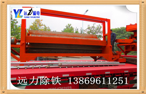 錳礦全自動(dòng)濕式磁選機(jī)是針對(duì)弱磁性礦物研發(fā)而成的永磁設(shè)備,磁性材料采用釹鐵硼,所以該設(shè)備磁性大,最高場(chǎng)強(qiáng)可達(dá)到16000高斯,不易退磁處理量大.遠(yuǎn)力磁電生產(chǎn)的錳礦全自動(dòng)濕式磁選機(jī)在菱錳礦石的選礦提純方面采用磁選的選礦方式,具有其他選礦方法所不能代替的選礦優(yōu)勢(shì),是分選錳礦和其他弱磁性礦石的理想的選礦設(shè)備.    1.錳礦全自動(dòng)濕式磁選機(jī)優(yōu)勢(shì)    1.1具有較高磁感應(yīng)強(qiáng)度,磁系全部使用釹鐵硼磁性材料,能實(shí)現(xiàn)較高的回收率,以達(dá)到粗選或掃選的目的    1.2小極距.多磁極交變磁系設(shè)計(jì),能在選礦過程中有效防止機(jī)械夾雜    1.3根據(jù)物料特點(diǎn)及選礦要求可選擇順流.逆流.半逆流槽體    1.4活動(dòng)式槽體,能根據(jù)物料的變化方便調(diào)整磁滾筒與槽體間的排礦間距,進(jìn)而調(diào)整精礦品位及設(shè)備處理量    1.5精礦排礦可使用高壓水沖或毛刷卸礦兩種方式,以實(shí)現(xiàn)強(qiáng)磁性礦物有效卸礦