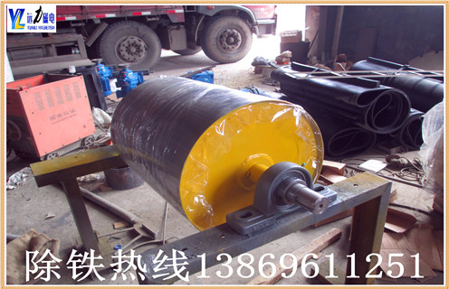 采用永磁滾筒的強磁處理碳酸鈣水效果顯著,高爐冷卻系統(tǒng)對于高爐正常生產(chǎn)和長壽至關重要.如果冷卻水有問題,在冷卻器水管內(nèi)部沉淀雜質(zhì)或結垢或被腐蝕,那么這些部位就會產(chǎn)生局部過熱現(xiàn)象,造成溫度的上升,無論冷卻器在設計上多么合理,終究擺脫不了被燒壞的命運.那什么能夠解決的這種棘手的問題呢?那就是永磁滾筒,接下來就由濰坊遠力小編給大家介紹一下永磁滾筒如何運用技術著手處理高爐循環(huán)冷卻水的.   采用永磁滾筒的強磁處理循環(huán)冷卻水可抑制碳酸鈣沉淀的生成,使得原來附著在管壁上的舊垢明顯脫落.經(jīng)過對試驗數(shù)據(jù)的整理分析,得到磁化防垢效果的最佳方案為磁場強度為34000 Gs.磁處理能夠起到降低pH值的作用.冷卻水的pH值隨著時間的延長而增加,pH 值的增大將有助于垢的生成.研究表明永磁滾筒中的磁處理能夠減緩pH值的增長速度,故能起到防垢抑垢的作用.水樣靜止12h后pH值的變化規(guī)律與試驗進行中類似,說明磁處理具有“記憶效應”.隨著時間的增加.水溫的升高,經(jīng)過磁場強度34000Gs處理的循環(huán)水的電導率下降的時間推后,使析出晶核的時間延長,抑制沉淀的產(chǎn)生