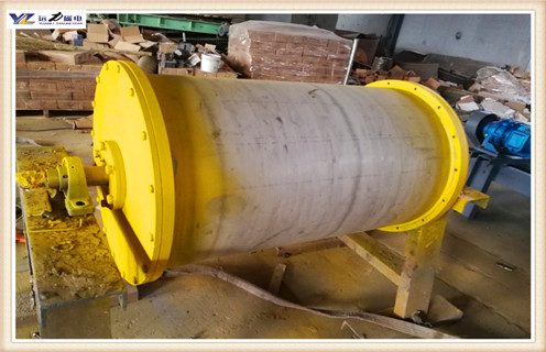 采用永磁滾筒的強磁處理碳酸鈣水效果顯著,高爐冷卻系統(tǒng)對于高爐正常生產(chǎn)和長壽至關重要.如果冷卻水有問題,在冷卻器水管內(nèi)部沉淀雜質(zhì)或結垢或被腐蝕,那么這些部位就會產(chǎn)生局部過熱現(xiàn)象,造成溫度的上升,無論冷卻器在設計上多么合理,終究擺脫不了被燒壞的命運.那什么能夠解決的這種棘手的問題呢?那就是永磁滾筒,接下來就由濰坊遠力小編給大家介紹一下永磁滾筒如何運用技術著手處理高爐循環(huán)冷卻水的.   采用永磁滾筒的強磁處理循環(huán)冷卻水可抑制碳酸鈣沉淀的生成,使得原來附著在管壁上的舊垢明顯脫落.經(jīng)過對試驗數(shù)據(jù)的整理分析,得到磁化防垢效果的最佳方案為磁場強度為34000 Gs.磁處理能夠起到降低pH值的作用.冷卻水的pH值隨著時間的延長而增加,pH 值的增大將有助于垢的生成.研究表明永磁滾筒中的磁處理能夠減緩pH值的增長速度,故能起到防垢抑垢的作用.水樣靜止12h后pH值的變化規(guī)律與試驗進行中類似,說明磁處理具有“記憶效應”.隨著時間的增加.水溫的升高,經(jīng)過磁場強度34000Gs處理的循環(huán)水的電導率下降的時間推后,使析出晶核的時間延長,抑制沉淀的產(chǎn)生