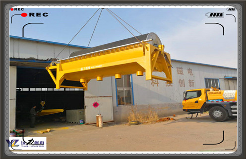 江西磁選機廠家,磁選機適用于粒度3mm以下的磁鐵礦、磁黃鐵礦、焙燒礦、鈦鐵礦等物料的濕式磁選,也用于煤、非金屬礦、建材等物料的除鐵作業(yè)。磁選機的磁系采用優(yōu)質(zhì)鐵氧體材料或與稀土磁鋼復(fù)合而成,筒表平均磁感應(yīng)強度為100~600mT。根據(jù)用戶需要,可提供順流、半逆流、逆流型等多種不同表強的磁選。遠力磁電磁選設(shè)備具有結(jié)構(gòu)簡單、處理量大、操作方便、易于維護等優(yōu)點。    一、江西磁選機廠家產(chǎn)品特點    1、貧鐵礦經(jīng)粗碎或中碎后的粗選,排除圍巖等廢石,提高品位,減輕下一道工序的負荷。    2、用于赤鐵礦還原閉路焙燒作業(yè)中將未充分還原的生礦選別,返回再燒。    3、用于陶瓷行業(yè)中將瓷泥中混雜的鐵除去,提高陶瓷產(chǎn)品的質(zhì)量。    4、燃煤礦、鑄造型砂、耐火材料以及其它行業(yè)需要用的除鐵作業(yè)。    二、江西磁選機廠家產(chǎn)品詳介    1、磁選機磁系磁場性能較高,磁感應(yīng)強度高,磁場深度大,成品物料要高于同規(guī)格設(shè)備的20%,成為目前市場上是熱門設(shè)備之一。    2、襯板磨損少,磁選機軸承具有過高承載能力,使磁選機在運轉(zhuǎn)中無任何異常故障的出現(xiàn),運轉(zhuǎn)非常平穩(wěn)可靠,有效提高磁選機的生產(chǎn)和處理能力。    3、應(yīng)用范圍廣,磁選機槽體可分為順流式、逆流式、半逆流式三種,用戶可根據(jù)不同的需求進行選取,滿足不同物料的應(yīng)用。    4、品位高、負荷低,貧鐵礦經(jīng)粗碎或中碎后的粗選,排除圍巖等廢石,提高品位,減輕下一道工序的負荷。